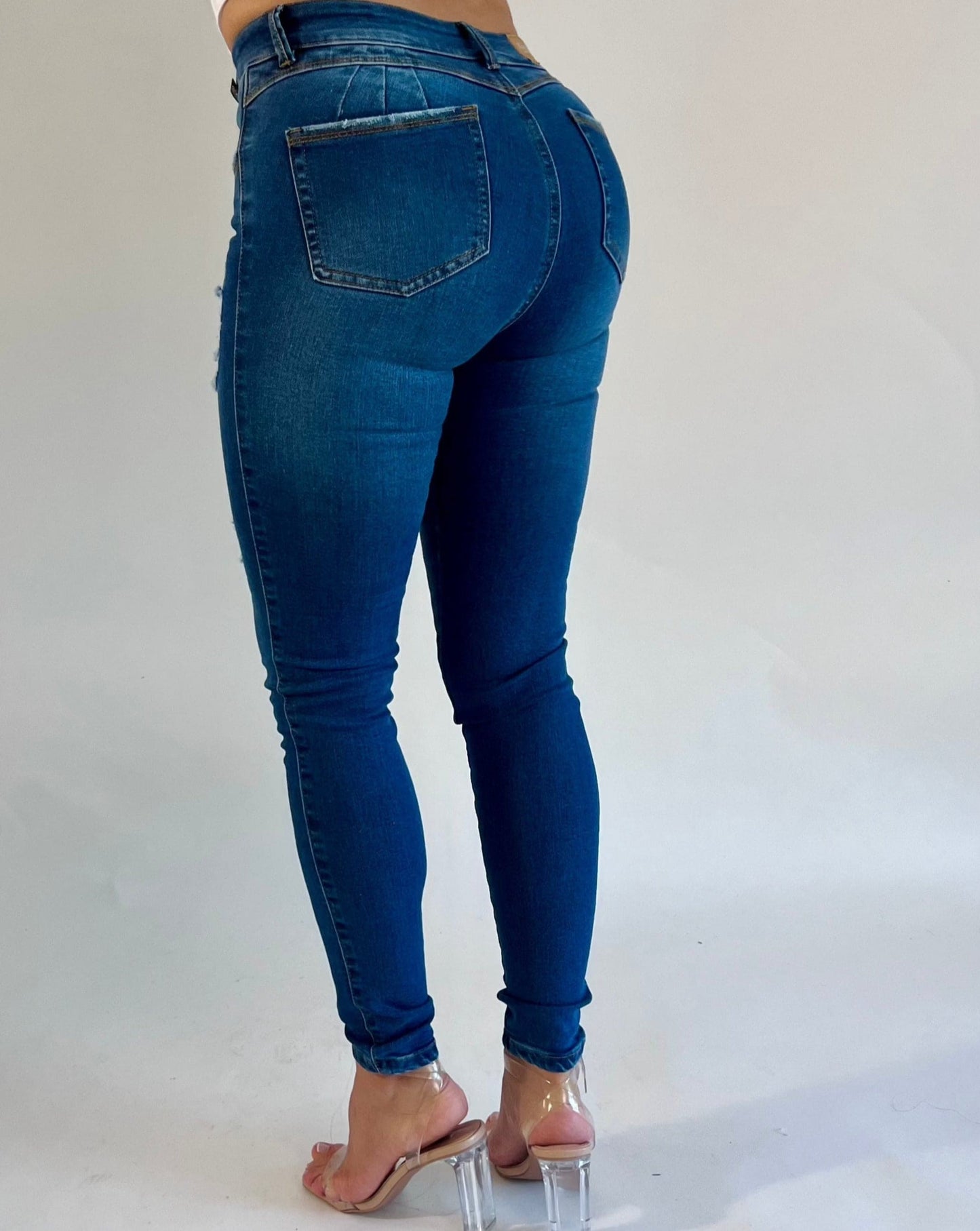 Jeans colombianos con faja y con bolsillo.